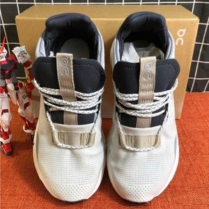 On Cloud Cloudnova White/Sand sneakers